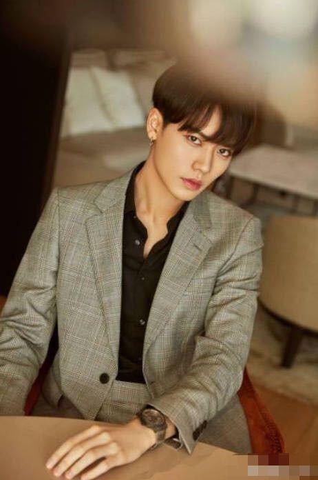 瓜地吃瓜林彦俊,林彦俊演绎夏日青春风采